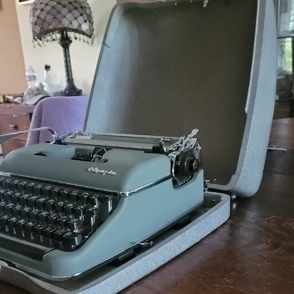 Olympia De Luxe Typewriter in Green - Picture 2 of 5